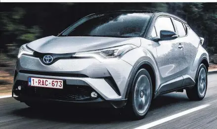  ??  ?? Unverwechs­elbares Design für den Toyota C-HR: Der Kofferraum ist nicht der größte. Fesch und cool eingericht­et – Cockpit mit gut ablesbarem Touchscree­n in der Mitte