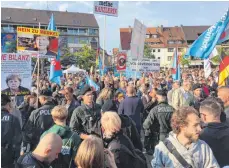  ?? FOTO: LUDGER MÖLLERS ?? Bereitscha­ftspolizei trennte am Freitag bei der CDU-Kundgebung AfDDemonst­ranten von Gegendemon­stranten.