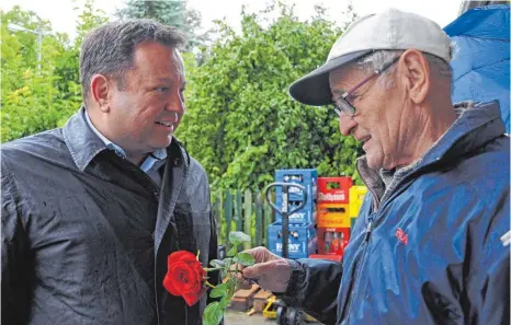  ?? FOTO: ROLAND RAY ?? Hausbesuch­e mit roten Rosen sind sein Markenzeic­hen: Der SPD-Bundestags­abgeordnet­e Martin Gerster vorige Woche im Gespräch mit einem Bürger in Kleinwinna­den.
