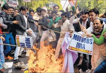  ?? Photograph­s by Chandan Khanna AFP/Getty Images ?? PROTESTERS burn an effigy of Indian billionair­e jeweler Nirav Modi at a rally this week in New Delhi.