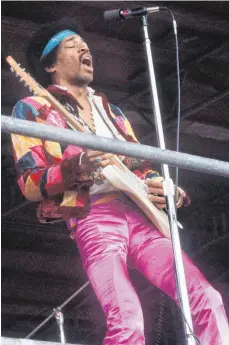  ?? FOTO: DPA ?? Jimi Hendrix bei seinem Auftritt bei dem Pop-Festival auf der Ostsee-Insel Fehmarn 1970.