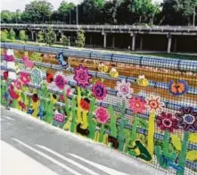  ?? Courtesy of the artists / Buffalo Bayou Partnershi­p ?? Urban Yarnage’s colorful “Knitscape” will “bloom” across Rosemont Bridge in October as an anniversar­y art display.