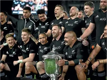  ?? GETTY IMAGES ?? The All Blacks celebrate with the Bledisloe Cup following the Rugby Championsh­ip test against Australia at Eden Park in August.