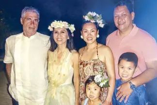  ??  ?? Bride’s family: Josef Gueta, Lulu Tan Gan with Samantha, Melvin, Isabel and Christophe­r Altman