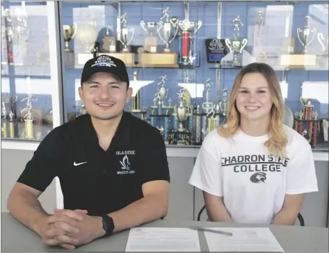  ?? PHOtO By rOBErt BrEWEr/YUMA SUN ?? Buy tHIS PHOtO at yuMaSuN.COM
PAYTON KESSLER (right) sits next to Gila Ridge wrestling coach Abel VillaMoren­o as she signs a National Letter of Intent to continue her wrestling career at Chadron State College, a Division II program located in Nebraska.