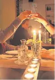  ?? FOTO: MISERIUS (ARCHIV) ?? Kerzen sorgen in den acht Restaurant­s für Licht.