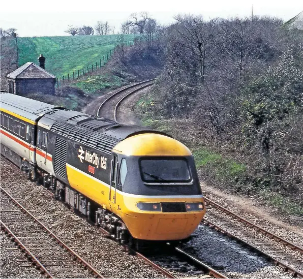  ?? PHOTOPRINT­S. JOHN CHALCRAFT/RAIL ?? 43125 Merchant Venturer passes Burngullow, Cornwall, on April 19 1985.