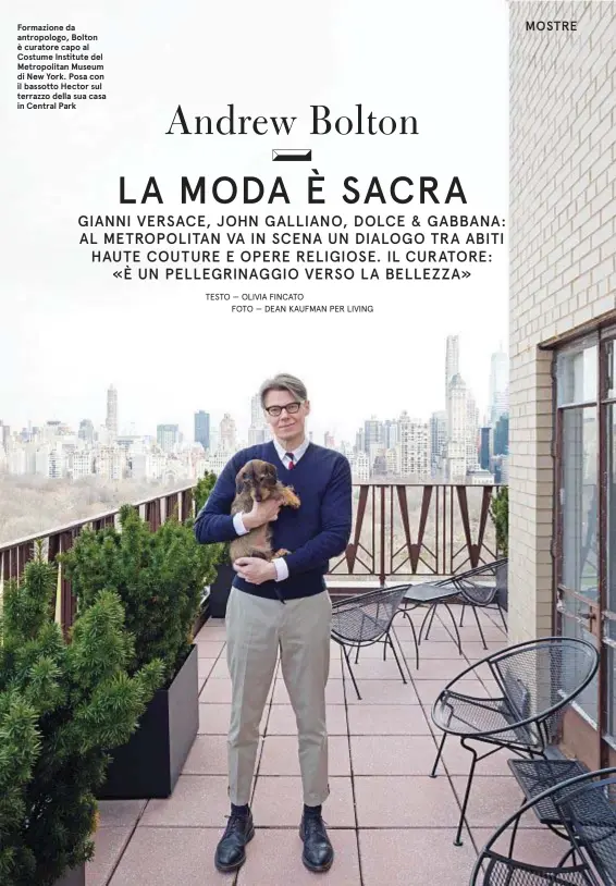  ??  ?? Formazione da antropolog­o, Bolton è curatore capo al Costume Institute del Metropolit­an Museum di NewYork. Posa con il bassotto Hector sul terrazzo della sua casa in Central Park