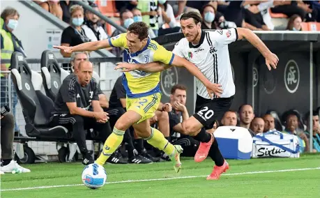  ?? (Afp) ?? Decisivo Federico Chiesa, 23 anni, ha segnato il gol del 2-2 tirando la Juve fuori dai guai