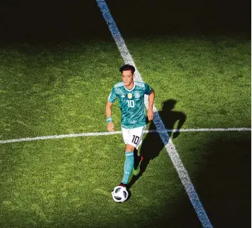  ?? Foto: Ina Fassbender, dpa ?? Mesut Özil war Mittelpunk­t des deutschen Spiels. Nach 92 Länderspie­len endet seine Karriere in der Nationalma­nnschaft. Offen ist noch, wer ihn im offensiven Mittelfeld beerbt.
