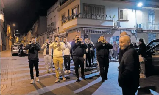  ?? PACO PUENTES ?? Los miembros de la banda Nuestro Padre Jesús de los Remedios ensayaban el día 14 en Sevilla.