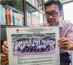  ?? PIC BY ASYRAF HAMZAH ?? Pioneer student Professor Dr Koh Aik Khoon holding a photograph of students.
