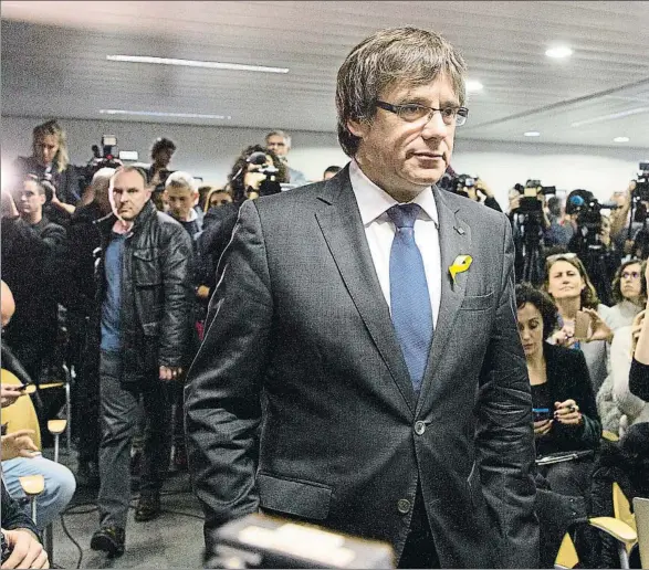  ??  ?? Desde Bruselas Carles Puigdemont ofreció ayer una rueda de prensa para valorar los resultados del 21-D desde Bruselas, donde de momento piensa permanecer mientras no tenga garantías de regresar a Catalunya para una investidur­a sin ser detenido