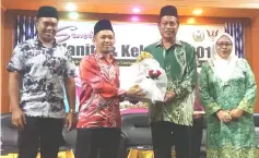  ??  ?? Dr Abdul Rahman accepts a memento from Awang Abdul Rahim (second left), witnessed by (from right) Dayang Maimunah and Sufian.