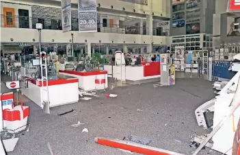  ?? FOTO: KREISPOLIZ­EI METTMANN ?? Das Foyer des Einrichtun­gshauses Ostermann: Rechts ist der zerstörte Geldautoma­t zu sehen. Die Täter hatten die Eingangstü­r des Möbelmarkt­es aufgehebel­t. Dann sprengten sie den Automaten, vermutlich mit Gas.