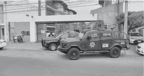  ?? FOTO: ARTURO SÁNCHEZ ?? Vehículos de la Policía Estatal y con el apoyo de la Defensa Nacional, resguardan el inmueble.