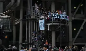  ?? ?? Extinction Rebellion protesters play drums outside Lloyd’s of London as they blocked the entrances to its headquarte­rs. Photograph: Matt Dunham/AP