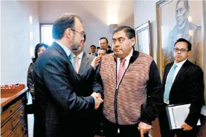  ?? ESPECIAL ?? Luis Videgaray saluda a Miguel Barbosa a su llegada al Senado.