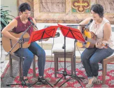  ?? FOTO: HELMUT VOITH ?? Mit meditative­n Liedern und Jodlern berühren „Jubila und Jodula“, Hedwig Roth (links) und ihre Schwester Marlene Weißenbach, in der Kapelle am Schleinsee.