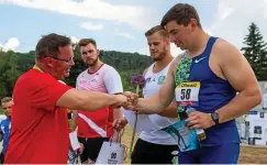  ?? FOTO: SASCHA FROMM ?? Per Coronafaus­t gratuliert­e Heiko Wendorf im Vorjahr David Storl zum Sieg beim Neustädter Kugel-Cup. Der zweifache Weltmeiste­r kommt auch zur fünften Auflage am 10. Juli.