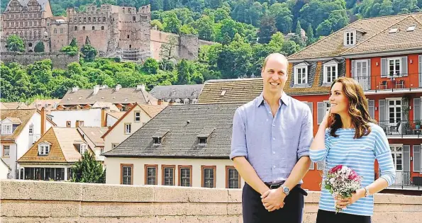  ?? DPA-BILD: WÄRNER ?? (Fast) wie ganz normale Touristen: Prinz William und Herzogin Kate auf der Alten Brücke in Heidelberg.