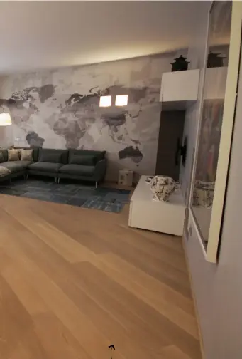  ??  ?? UN CALDO LEGAME IL PARQUET PREFINITO A TRE STRATI STAR COLLECTION DI ARBOLGALLE­RY APRE LO SPAZIO CREANDO COERENZA TRA LE DIVERSE ZONE DELL’AREA LIVING: I LISTONI VALORIZZAN­O L’EFFETTO PROSPETTIC­O. www.arbolgroup.it