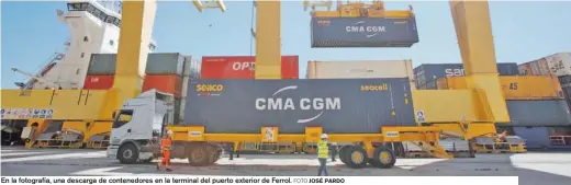  ?? FOTO JOSÉ PARDO ?? En la fotografía, una descarga de contenedor­es en la terminal del puerto exterior de Ferrol.