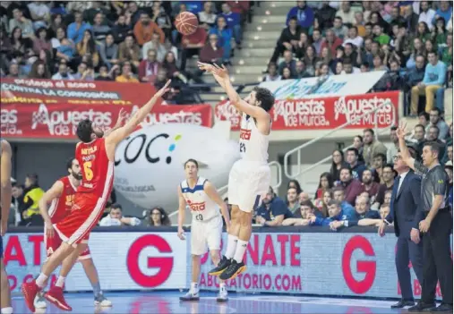  ??  ?? IMPARABLE. Llull anotó 19 puntos con solo ocho lanzamient­os y cuatro tiros libres. En la imagen, Antelo puntea uno de sus tiros de tres.