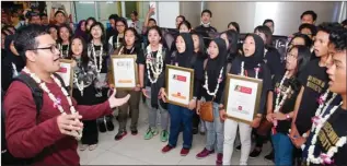  ?? GALIHCOKRO/JAWAPOS ?? OLEH-OLEH PRESTASI: Achmad Yarziq Mubarak (kiri) memimpin Libels Voice melantunka­n Soleram setelah tiba di Terminal 2 Bandara Juanda, Senin malam (15/5). Mereka menyabet gelar-gelar bergengsi di Italia.