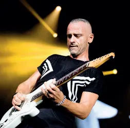  ??  ?? Sul palco Eros Ramazzotti aveva dovuto interrompe­re il tour per problemi alle corde vocali