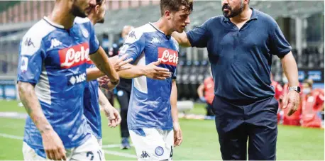  ?? LAPRESSE ?? Gennaro Gattuso si confronta con Matteo Politano, Mario Rui e Diego Demme