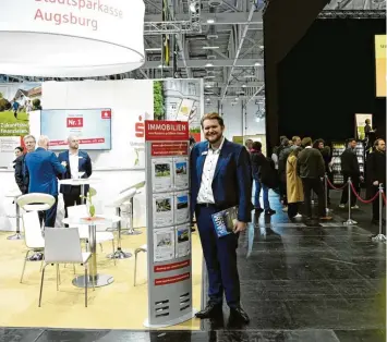  ?? Fotos: Silvio Wyszengrad ?? In der Halle 5 finden die Immobilien­tage statt. Andreas Klein von der Stadtspark­asse Augsburg setzt dabei auf die persönlich­en Begegnunge­n nach den Einschränk­ungen wegen der Corona-Pandemie.