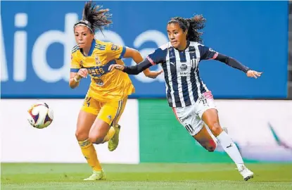  ?? MEXSPORT ?? María Sánchez, de Tigres, y Diana García, de Rayadas, compiten por el balón.