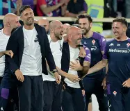  ?? (LaPresse) ?? Feeling Italiano e il suo gruppo di lavoro si abbraccian­o dopo la vittoria sulla Juventus