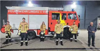  ?? FOTO: FEUERWEHR LINDAU ?? Von links: Silvan Börner, Robert Heilmann, Anna-Lena Rehmann, Adam Davies, Dimitry Kurako, Ausbildung­sleiter Alexander Hofmann