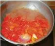  ??  ?? Lecker: Tomaten mit dicker Zwiebelsch­eibe in Olivenöl anbrutzeln.