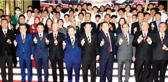  ?? ?? Lee (fifth right) joins Deputy Premier Datuk Amar Dr Sim Kui Hian (on his right) and other Sarawak United People’s Party assemblyme­n in a photo call with a group of students visiting the DUN.