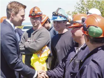  ?? - Acadie Nouvelle: Jean-François Boisvert ?? Le premier ministre avait de bonnes nouvelles à annoncer aux travailleu­rs de la centrale thermique de Belledune.