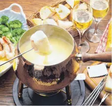  ?? FOTO: SHU ?? Alles Käse, oder was? Zum Jahresende kommen vielerorts traditione­ll Fondue und Raclette auf den Tisch.