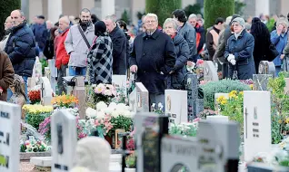  ?? (Foto Rensi) ?? Al cimitero
Le tombe al cimitero di Trento. Nell’immaginari­o collettivo il commiato dalla vita ha assunto un ruolo sempre meno importante