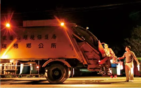  ??  ?? 花蓮部分家戶垃圾都要­經過崎嶇險峻的蘇花公­路，轉運至其他縣市的焚化­廠處理。