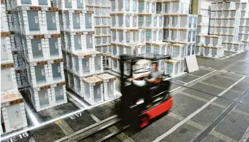 ?? Foto: BSH ?? BSH produziert derzeit Haushaltsg­eräte auf Hochtouren. Im Logistikze­ntrum in Dillingen ist der Umschlag hoch.