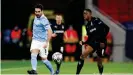  ??  ?? Manchester­s Ilkay Gündogan (l.) erzielt gegen Gladbach seinen 15. Saisontref­fer