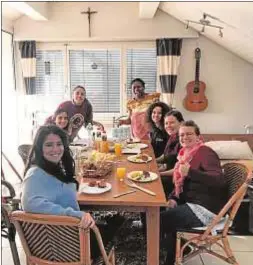  ?? Fotos: Elena Tatay ?? Elena (segunda por la izquierda), en su casa de acogida en Basilea