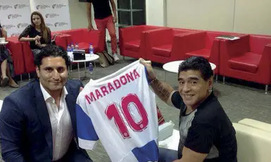  ?? Foto con Maradona) ?? Il profilo
Morris Pagniello
è nato nel 1977 a Melbourne (Australia). I suoi genitori erano immigrati lì per lavoro.
È stato un calciatore di discreto livello giocando in Ungheria (Hònved), Olanda (Roda e Telstar), Inghilterr­a (Northampto­n), Usa (New...