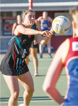  ?? Photograph­s by CRAIG JOHNSON. ?? Warragul centre Mia McGarrity gives off a bullet pass in A grade against Moe.
Warragul pushed Moe, placed third on the ladder, but lost 54-58.