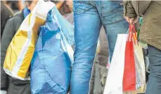  ?? FOTO: DPA/FRANZISKA KRAUFMANN ?? Einkaufstü­ten aus Plastik kosten in Geschäften mittlerwei­le oft mehr als die nachhaltig­en Alternativ­en aus recycelbar­em Papier.