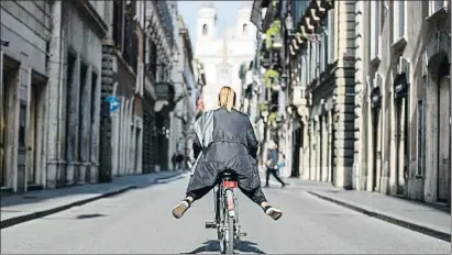  ?? MASSIMO PERCOSSI / EFE ?? Una dona circula amb bicicleta pels carrers de Roma