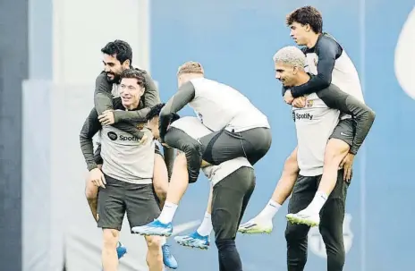  ?? Alberto Estevez / EFE ?? Los futbolista­s del Barça se divierten durante el entrenamie­nto de ayer en Sant Joan Despí