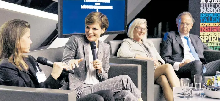  ??  ?? Mehr als 200 Gäste beim Gender Diversity Forum von Wolf Theiss im Wiener Hotel Sofitel: Karin Exner-Wöhrer (CEO Salzburger Aluminium-Gruppe), Frauenmini­sterin Pamela Rendi-Wagner, Elisabeth Stadler (CEO Vienna Insurance Group) und Heimo Scheuch, CEO...